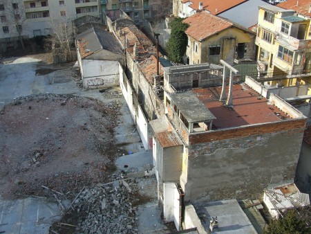 Blocco ex Zerial con tetti ed intonaci pericolanti