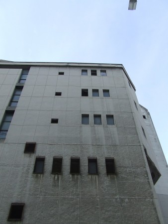 Palazzo Sadoch con finestre rotte