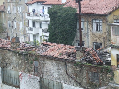 Tegole libere al vento vicine ai condomini